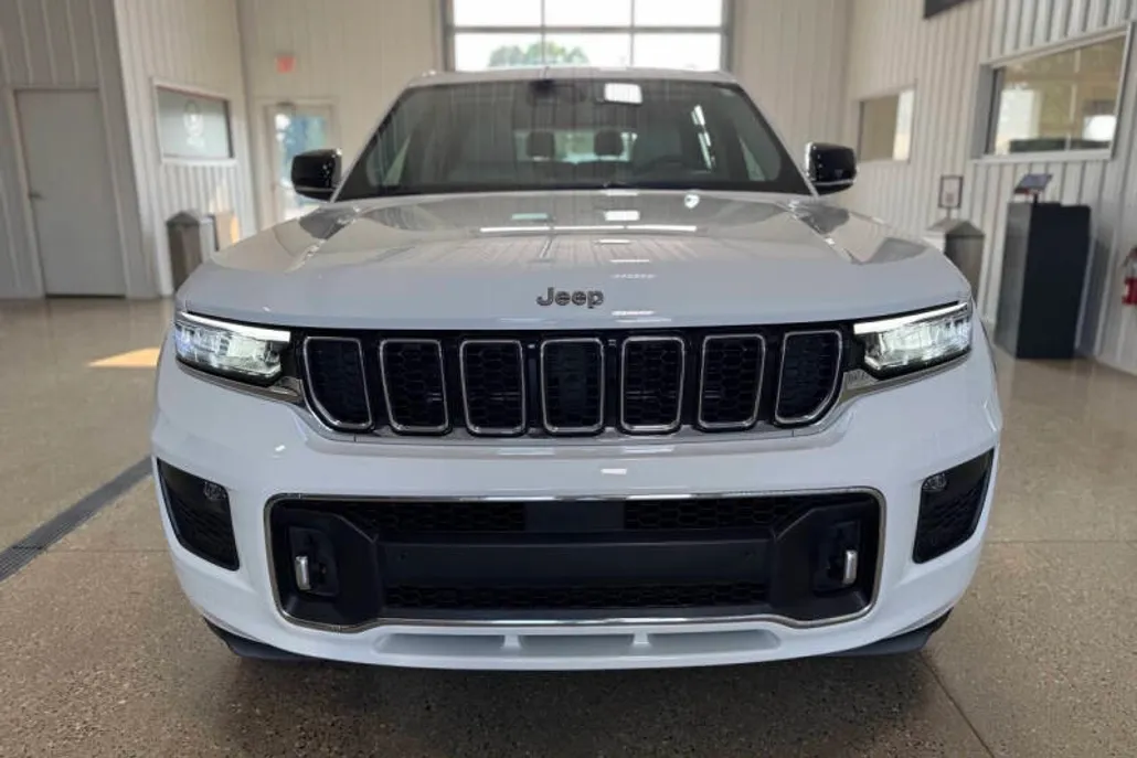 2023 Jeep Grand Cherokee Overland photo 1