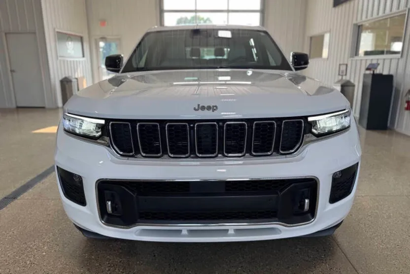 2023 Jeep Grand Cherokee Overland photo 1