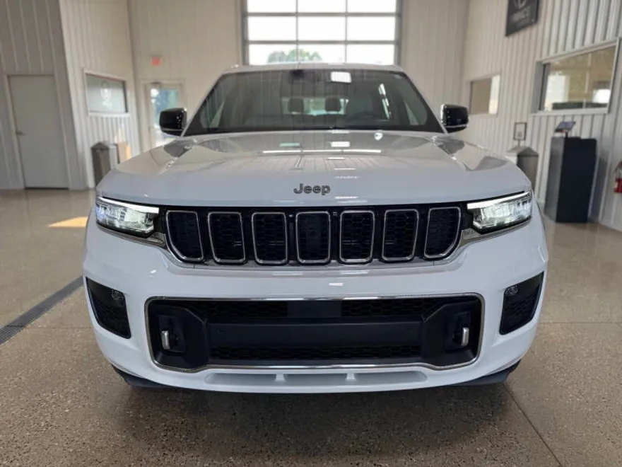 2023 Jeep Grand Cherokee Overland photo 1