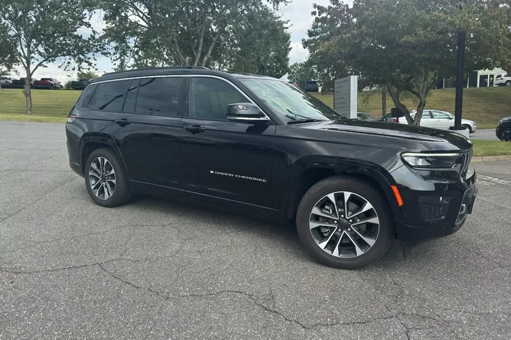 2024 Jeep Grand Cherokee Overland photo 1