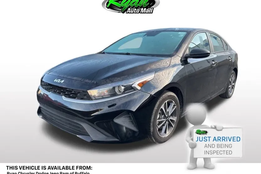 2023 Kia Forte LXS photo 1
