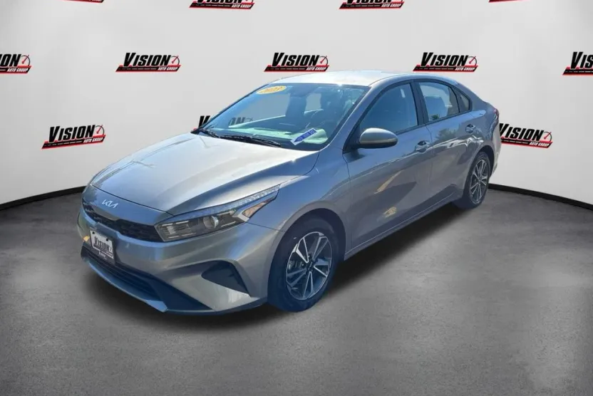2023 Kia Forte LXS photo 1