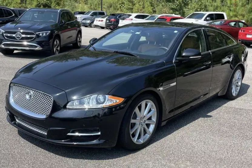 2013 Jaguar XJ photo 1