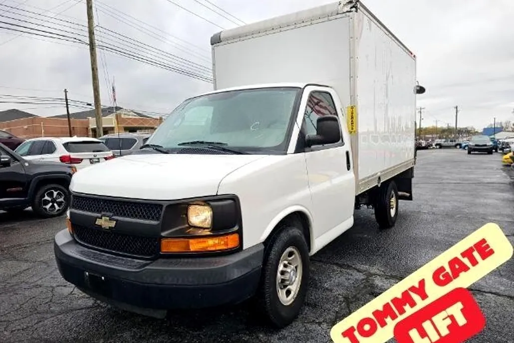 2016 Chevrolet Express Cutaway 3500 Van photo 1
