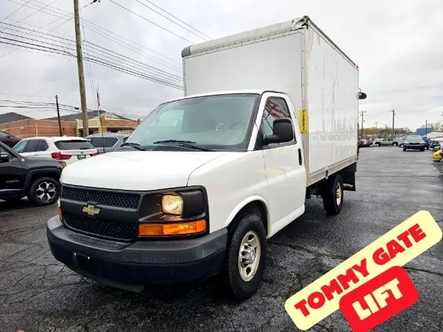 2016 Chevrolet Express Cutaway 3500 Van photo 1