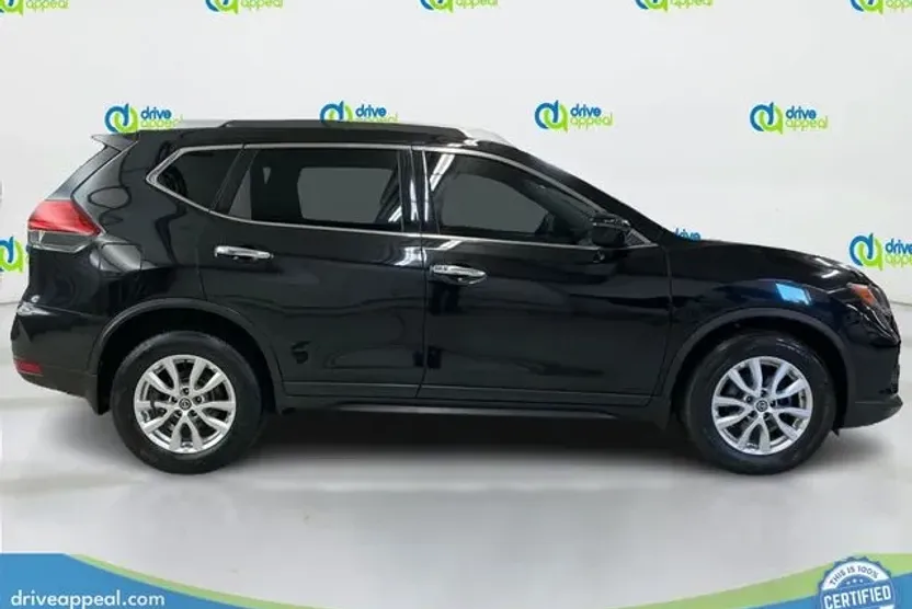 2017 Nissan Rogue SV photo 1
