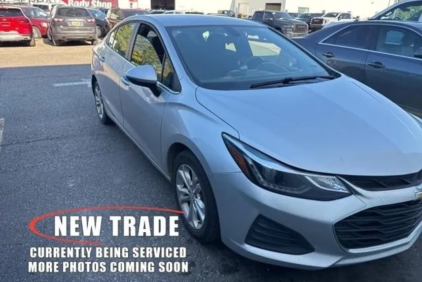 2019 Chevrolet Cruze LT photo 1