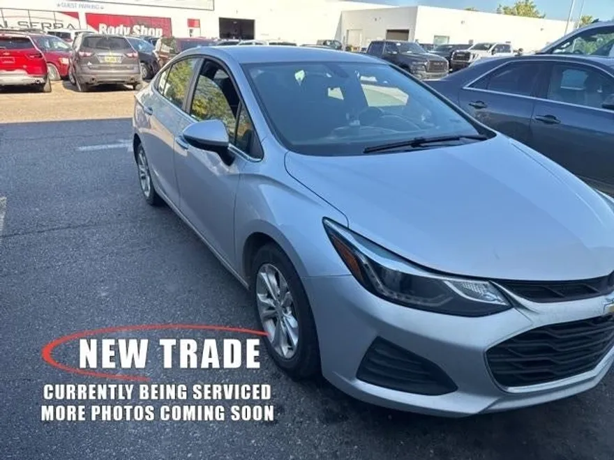 2019 Chevrolet Cruze LT photo 1