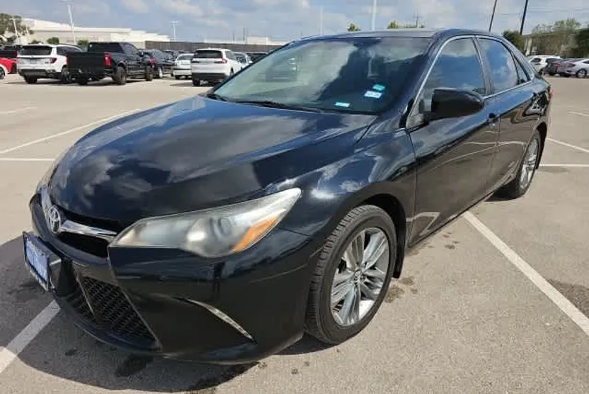 2017 Toyota Camry SE photo 1