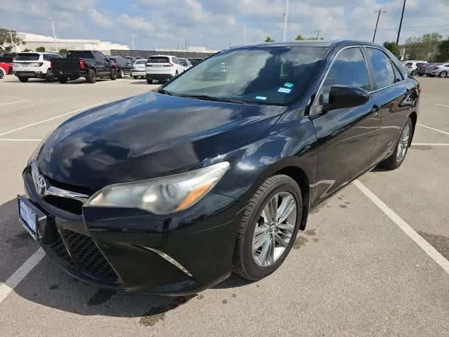 2017 Toyota Camry SE photo 1