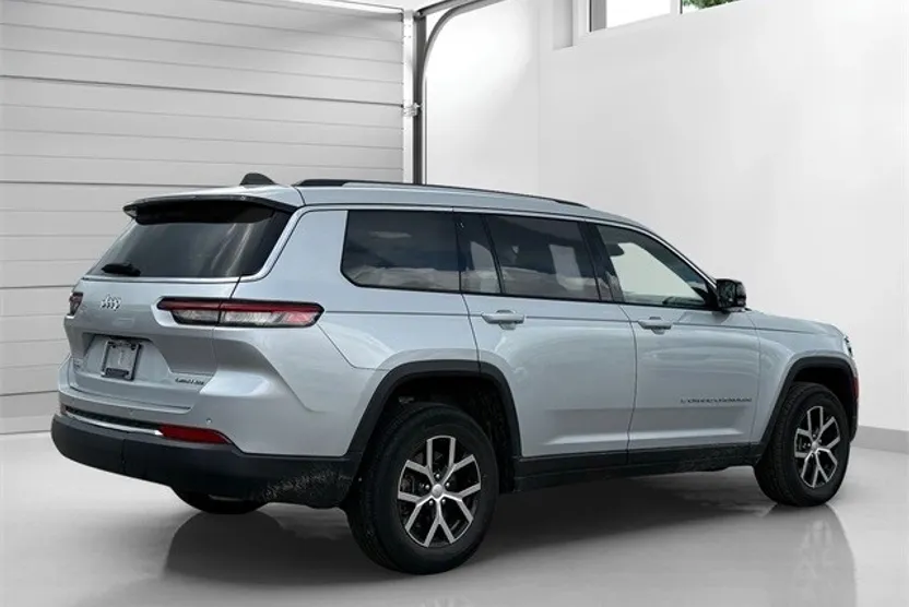 2023 Jeep Grand Cherokee Limited photo 1