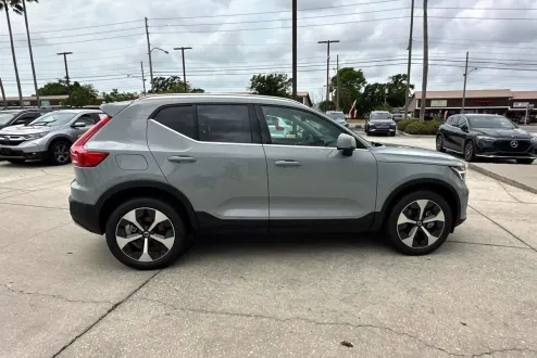 2025 Volvo XC40 Plus photo 2