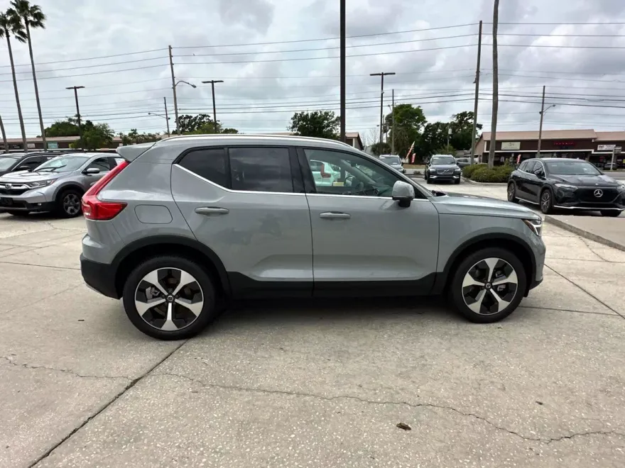 2025 Volvo XC40 Plus photo 2