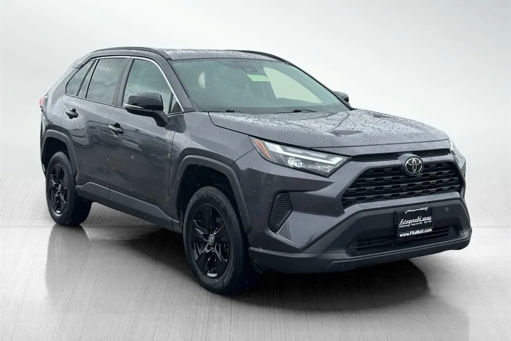 2022 Toyota RAV4 XLE photo 1