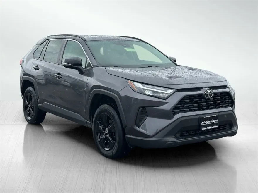 2022 Toyota RAV4 XLE photo 1