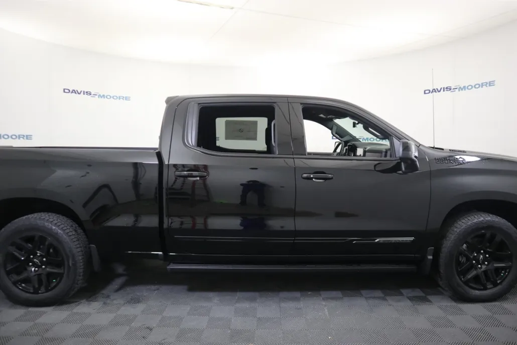 2025 Chevrolet Silverado 1500 High Country photo 1