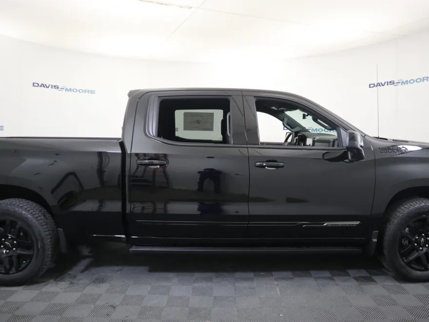 2025 Chevrolet Silverado 1500 High Country photo 1