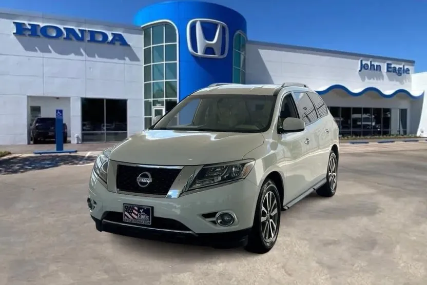 2016 Nissan Pathfinder SV photo 1
