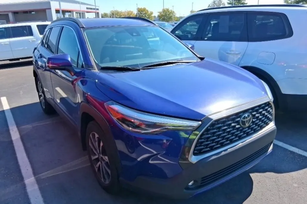 2022 Toyota Corolla Cross XLE photo 1