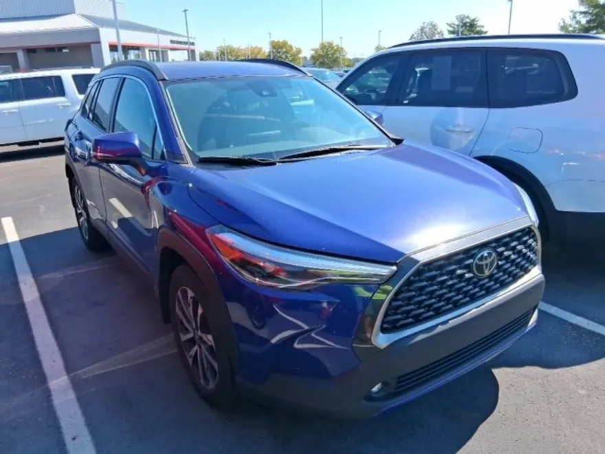2022 Toyota Corolla Cross XLE photo 1