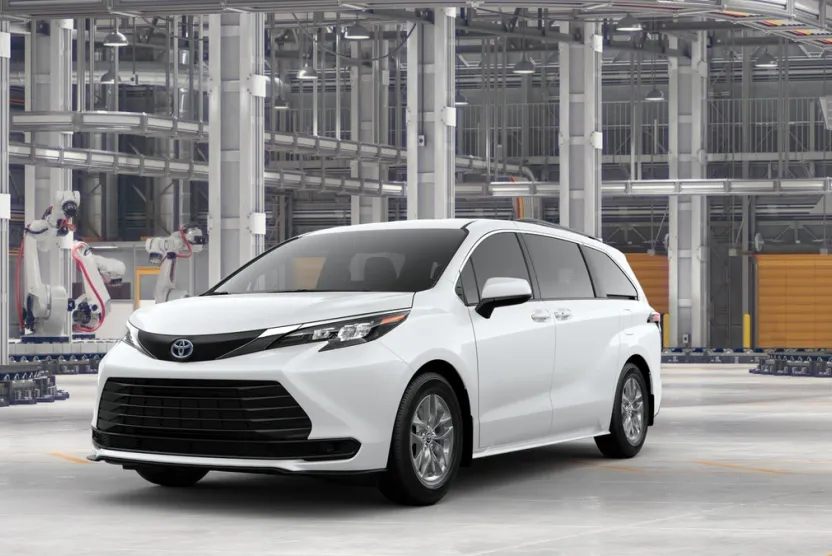 2025 Toyota Sienna LE photo 1