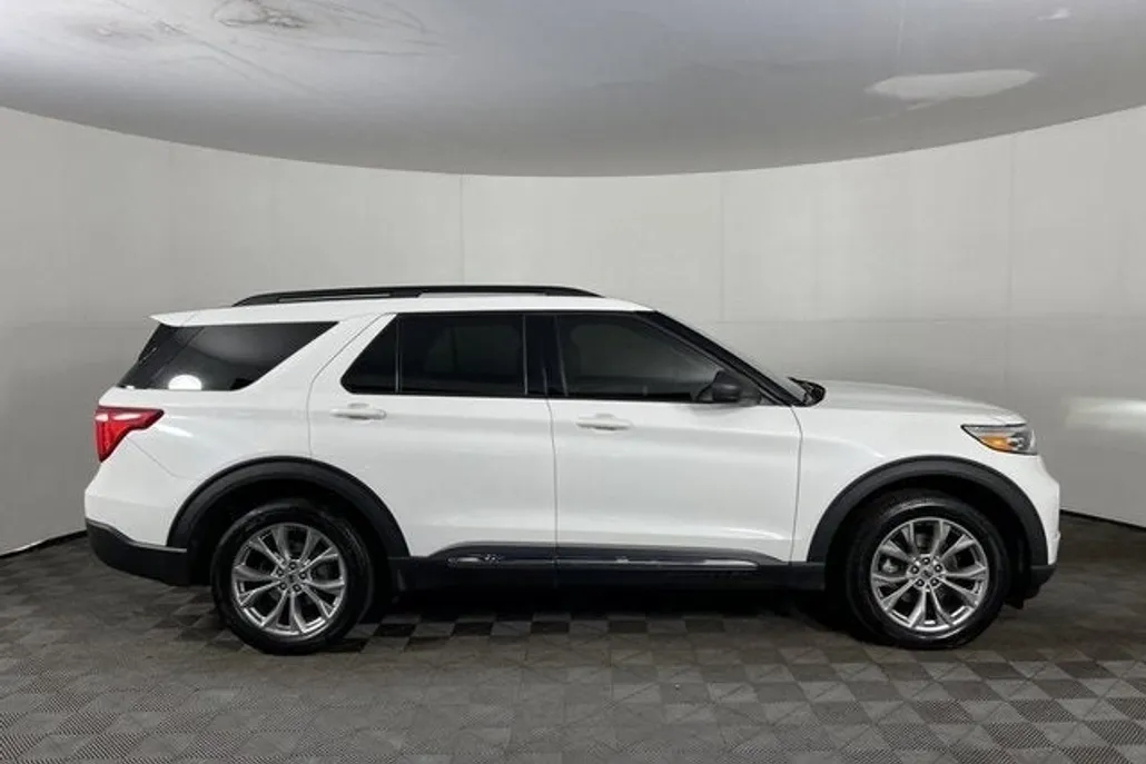 2021 Ford Explorer XLT photo 1