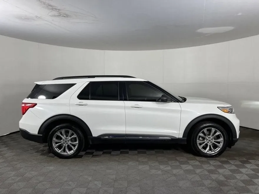 2021 Ford Explorer XLT photo 1