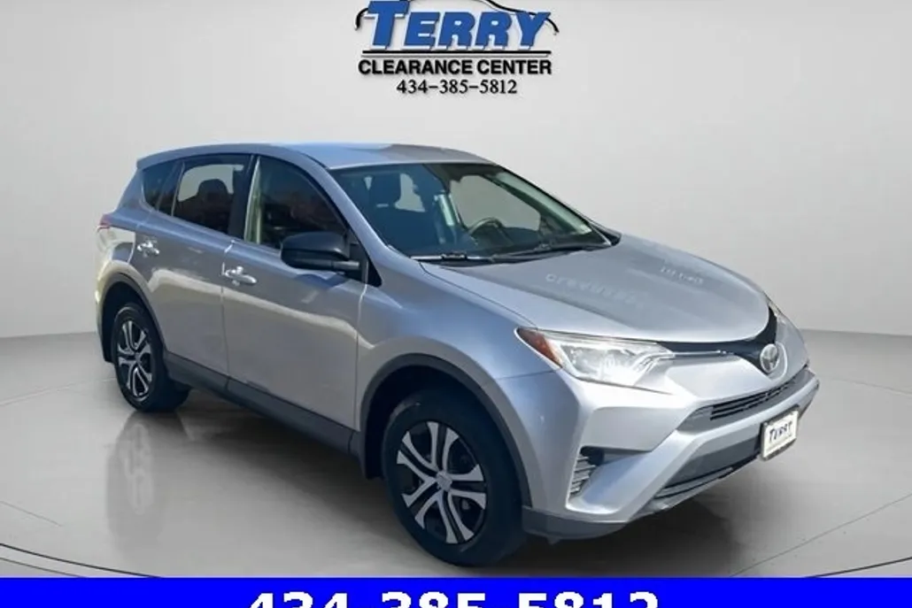 2018 Toyota RAV4 LE photo 1