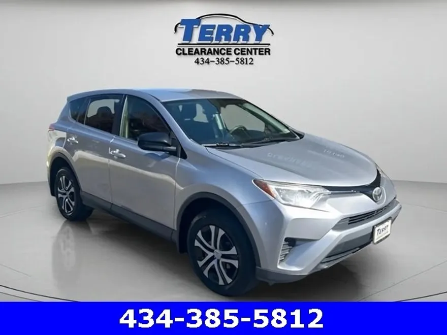 2018 Toyota RAV4 LE photo 1