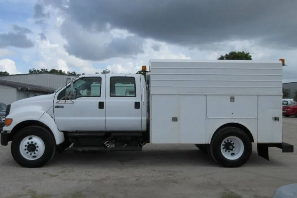 2006 Ford F-750 XL Crew Cab photo 1