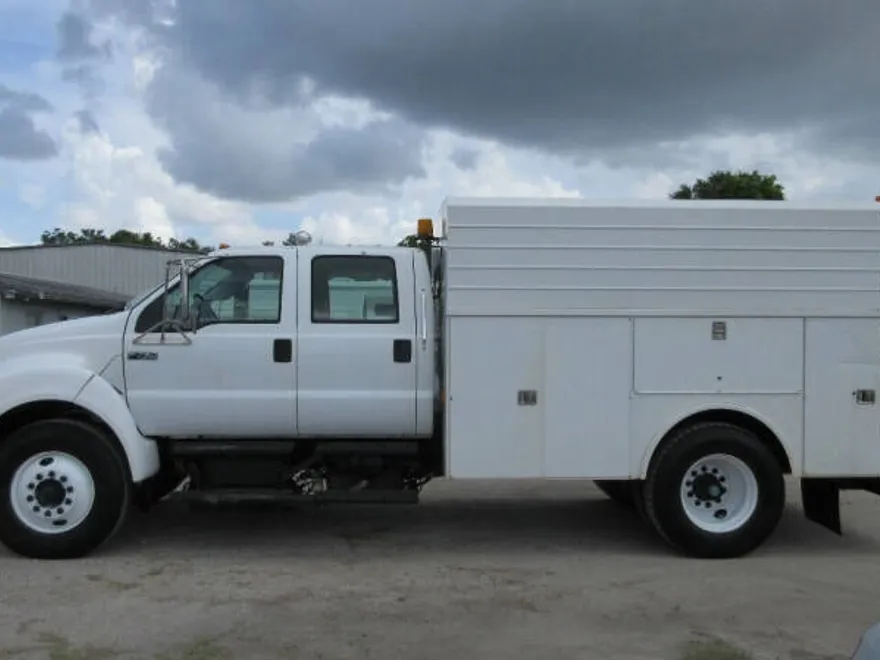 2006 Ford F-750 XL Crew Cab photo 1