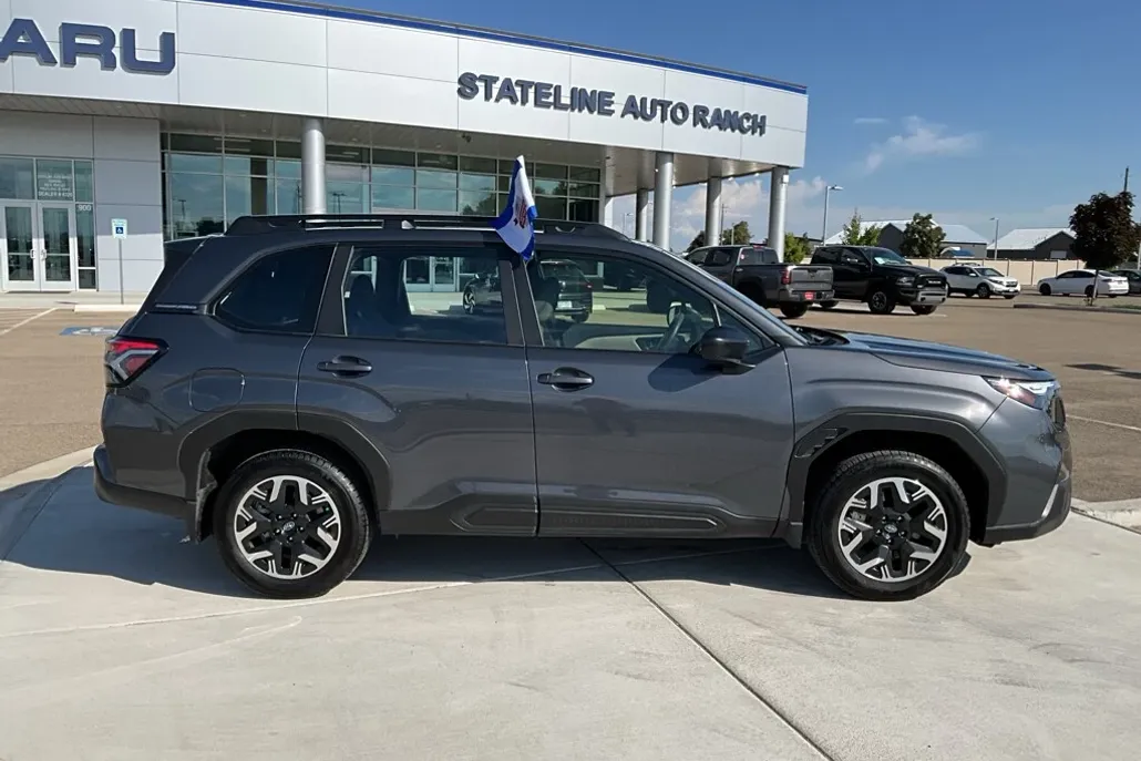 2025 Subaru Forester Base photo 1