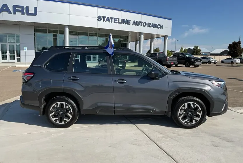 2025 Subaru Forester Base photo 1