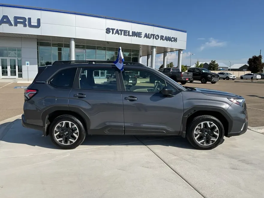 2025 Subaru Forester Base photo 1