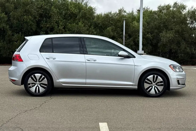 2016 Volkswagen e-Golf SE photo 1