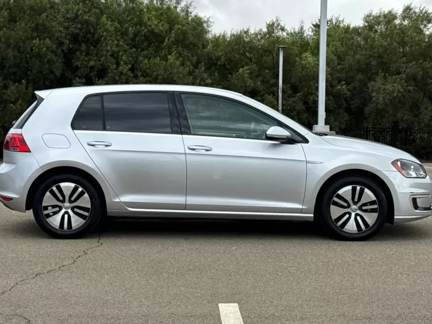 2016 Volkswagen e-Golf SE photo 1