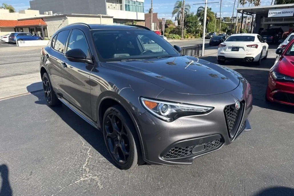 2023 Alfa Romeo Stelvio Ti photo 1