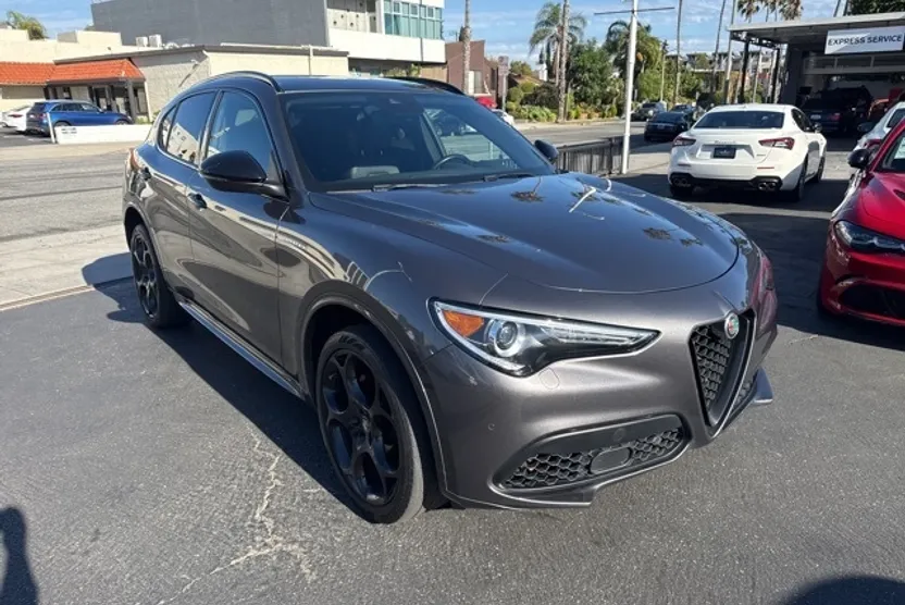 2023 Alfa Romeo Stelvio Ti photo 1