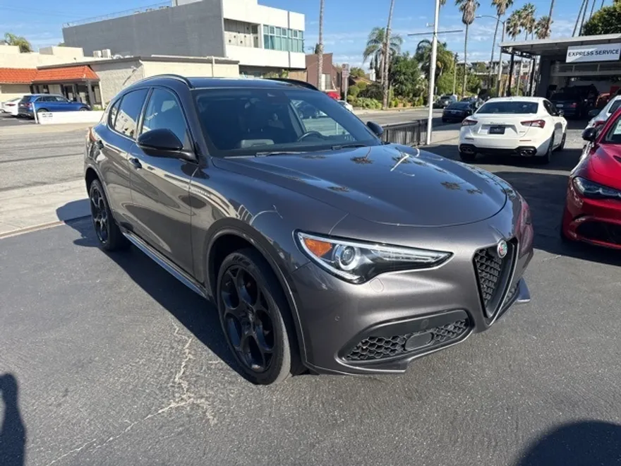 2023 Alfa Romeo Stelvio Ti photo 1