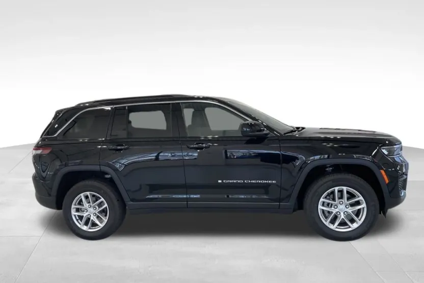 2025 Jeep Grand Cherokee Laredo photo 1
