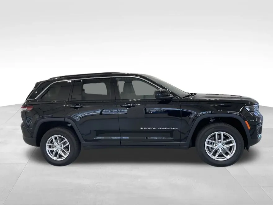 2025 Jeep Grand Cherokee Laredo photo 1