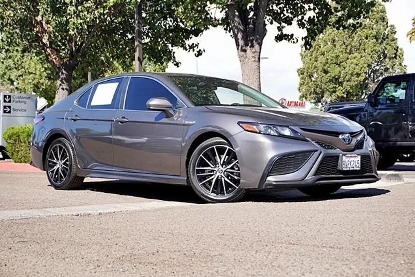 2021 Toyota Camry Hybrid SE photo 1