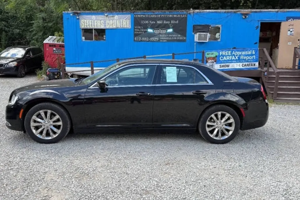 2016 Chrysler 300 Limited photo 1