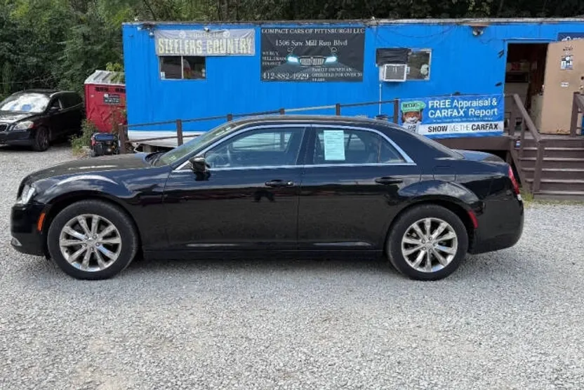 2016 Chrysler 300 Limited photo 1