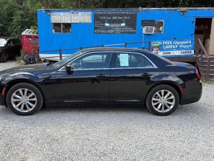 2016 Chrysler 300 Limited photo 1