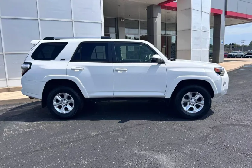 2021 Toyota 4Runner SR5 photo 1