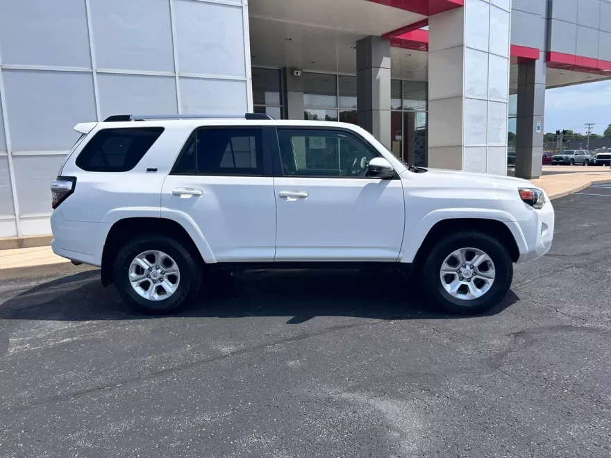 2021 Toyota 4Runner SR5 photo 1