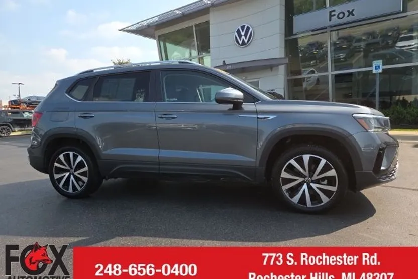 2024 Volkswagen Taos SE photo 1