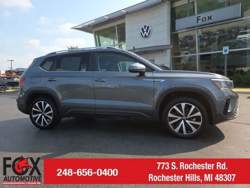 2024 Volkswagen Taos SE photo 1