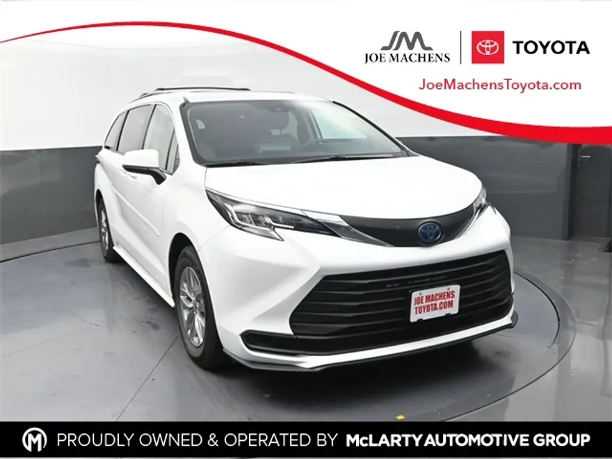 2022 Toyota Sienna LE photo 1